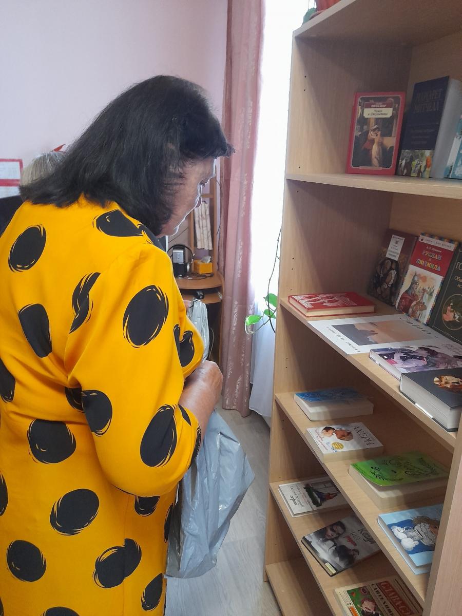Книжная выставка: Любовь - волшебная страна 