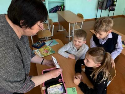 Библиотечный урок: Будем с книжками дружить