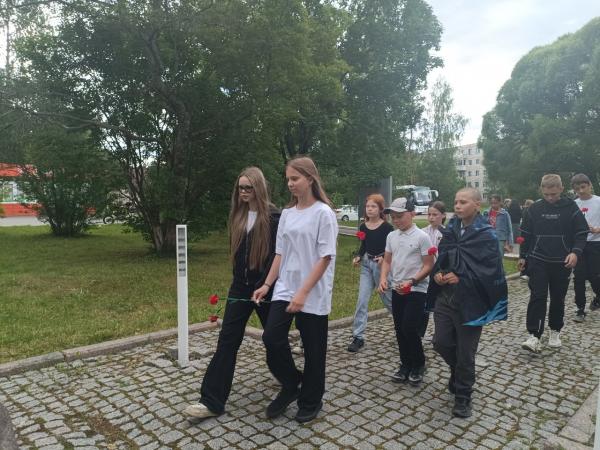 Торжественно-траурный митинг у стелы 65-летия Победы в Великой Отечественной войне