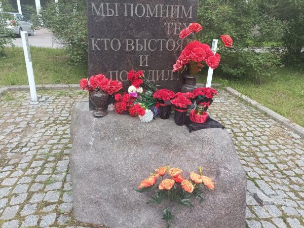 Торжественно-траурный митинг у стелы 65-летия Победы в Великой Отечественной войне