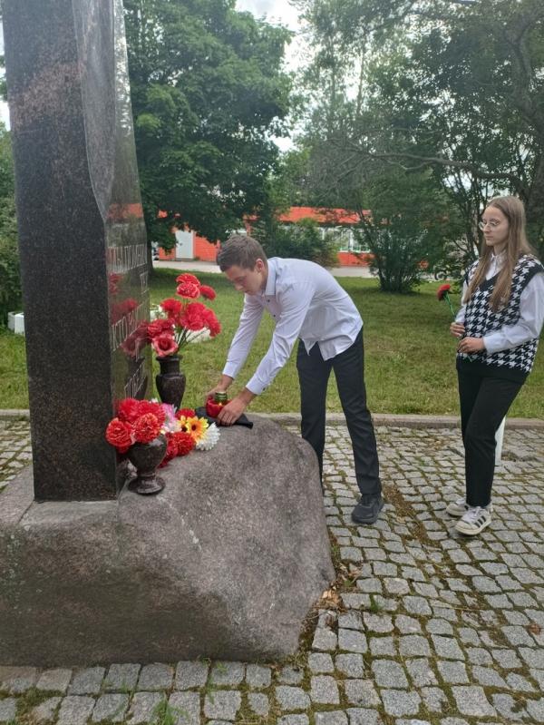 Торжественно-траурный митинг у стелы 65-летия Победы в Великой Отечественной войне