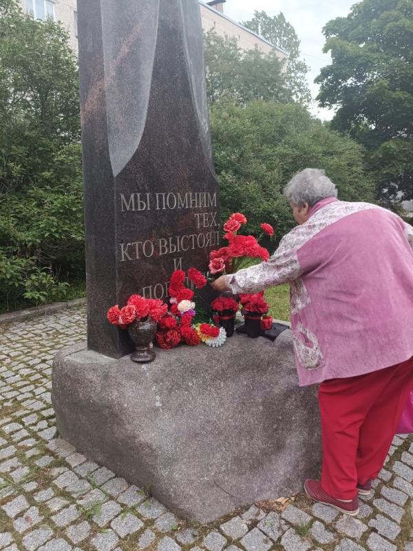 Торжественно-траурный митинг у стелы 65-летия Победы в Великой Отечественной войне